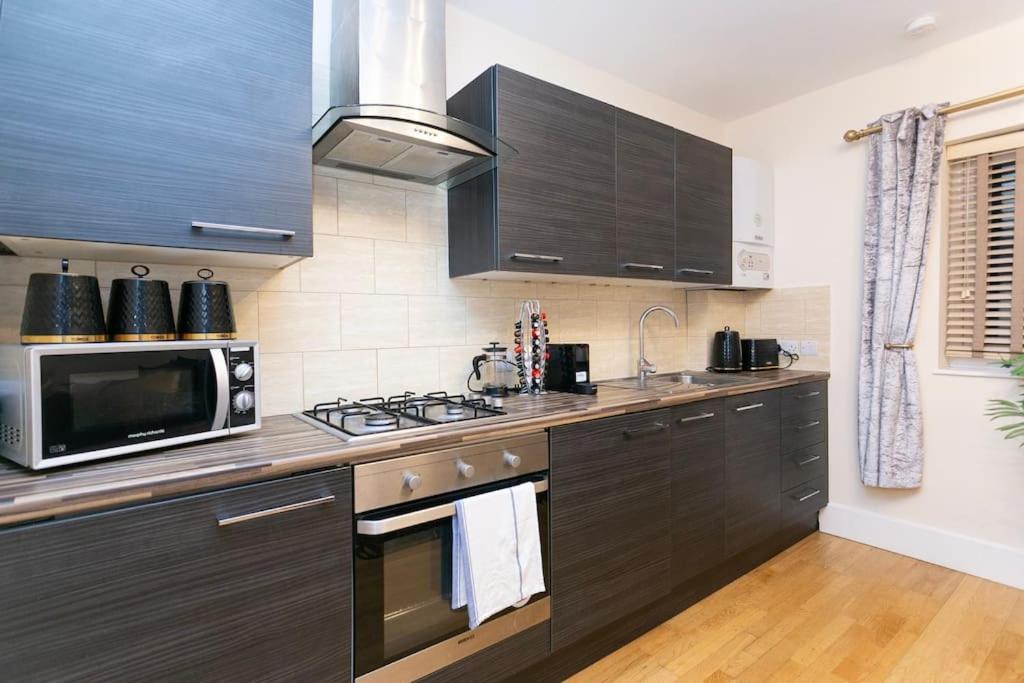 Yellow Rose 1br Opposite West Kensington Station Appartamento Londra